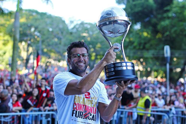 Alberto Valentim, na festa da torcida do Athletico em Curitiba – 