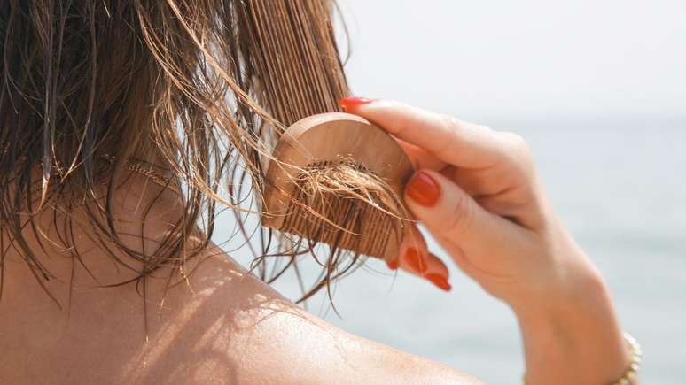 O cabelo precisa de cuidados especiais no verão - Shutterstock