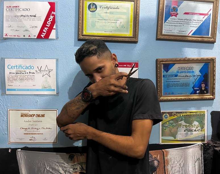 Diogo Araújo, o Biro Cortes, tem barbearia na comunidade UR-11, periferia de Recife. Freestyle nos cabelos