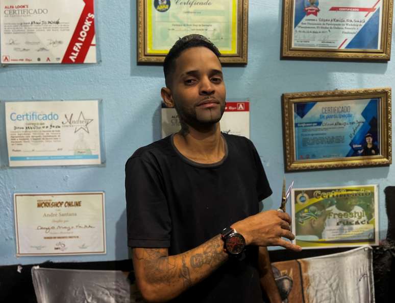 Biro Cortes, da comunidade UR-11, em Recife, começou a cortar cabelos inspirado pelo irmão e não parou mais