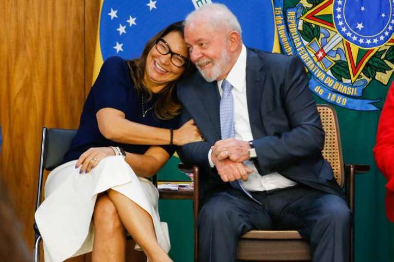 Janja repreende mestre de cerimônia em evento com Lula: Segura
