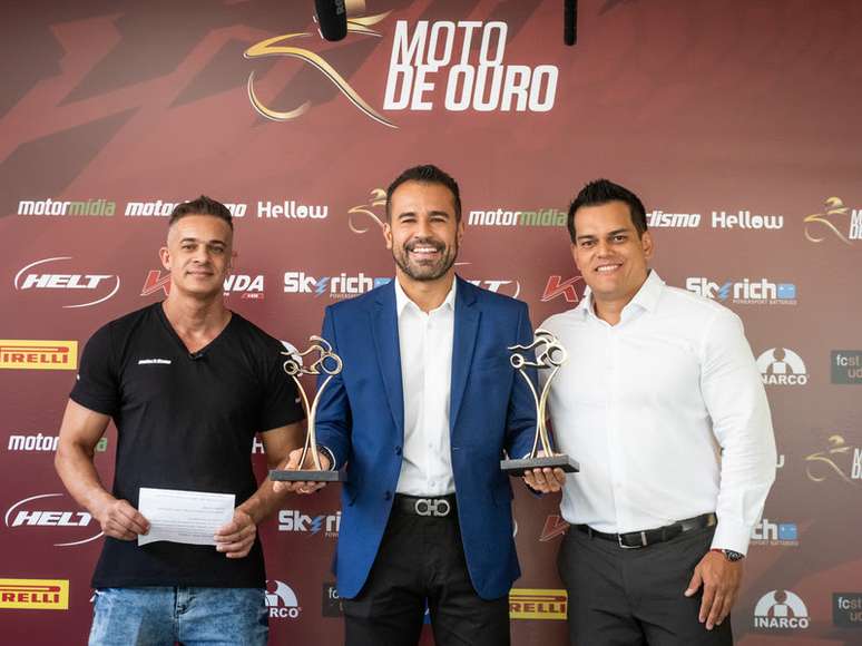 Adriano Mamede, da BMW Motorrad, posa com os troféus do Moto de Ouro ao lado de Guilherme Derrico, repórter da MOTOCICLISMO, e de Rutembergue Fonseca, da Pirelli – apoiadora do concurso (Foto: Gustavo Epifanio)