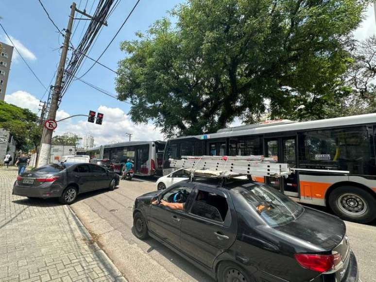 Passageiros enfrentam transtornos com filas de &ocirc;nibus na Avenida Santo Amaro no fim da manh&atilde; desta ter&ccedil;a-feira, 21. Situa&ccedil;&atilde;o j&aacute; come&ccedil;a a afetar a circula&ccedil;&atilde;o de carros na avenida.