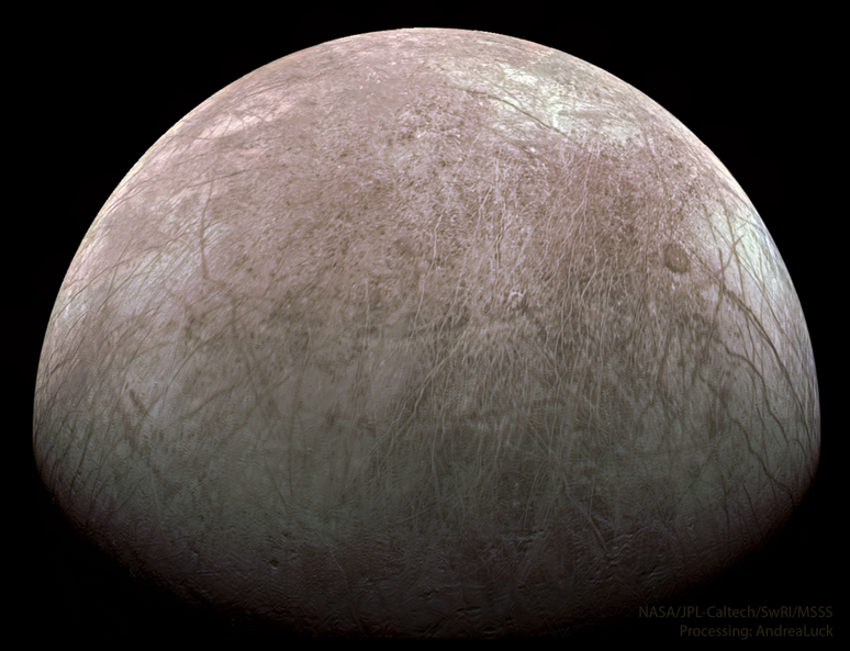 Lua Europa fotografada pela sonda Juno (Imagem: Reprodução/NASA, JPL-Caltech, SwRI, MSSS; Andrea Luck)