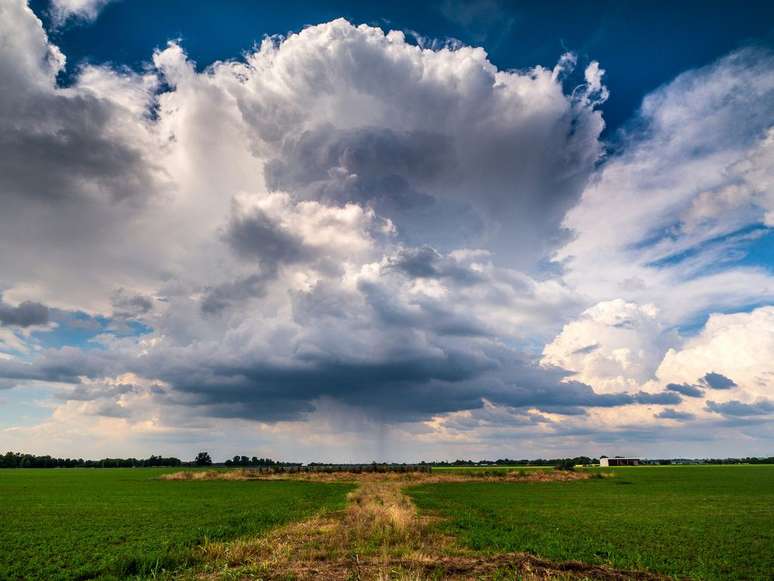 Raios normalmente são acompanhados de nuvens cumulonimbus (Imagem: Raychel Sanner/Unsplash)