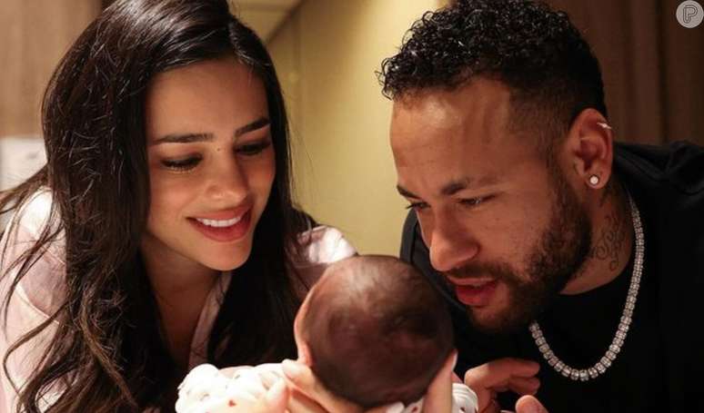 Neymar appears cuddled in a cute moment with Mavie, his daughter with Bruna Biancardi.  Photography!