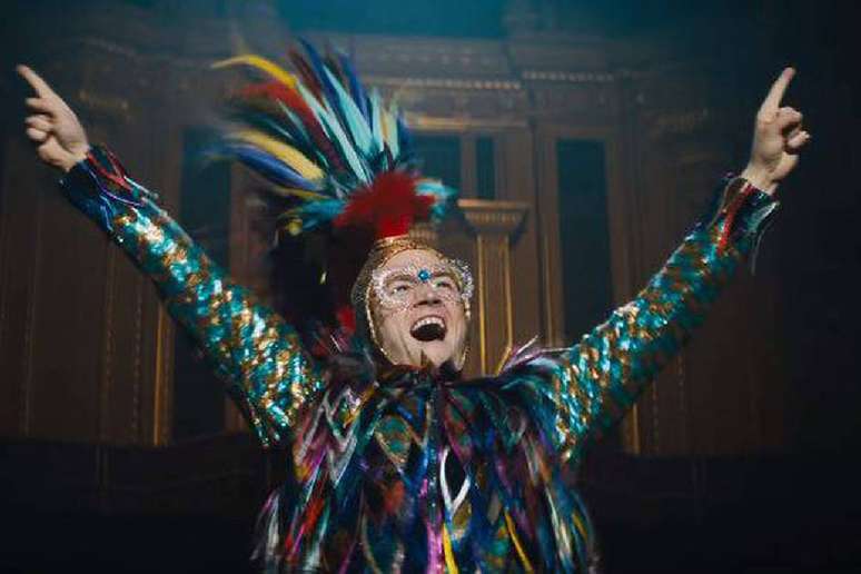 Taron Egerton consegue retratar a extravag&acirc;ncia de Elton John em &lsquo;Rocketman&rsquo; 