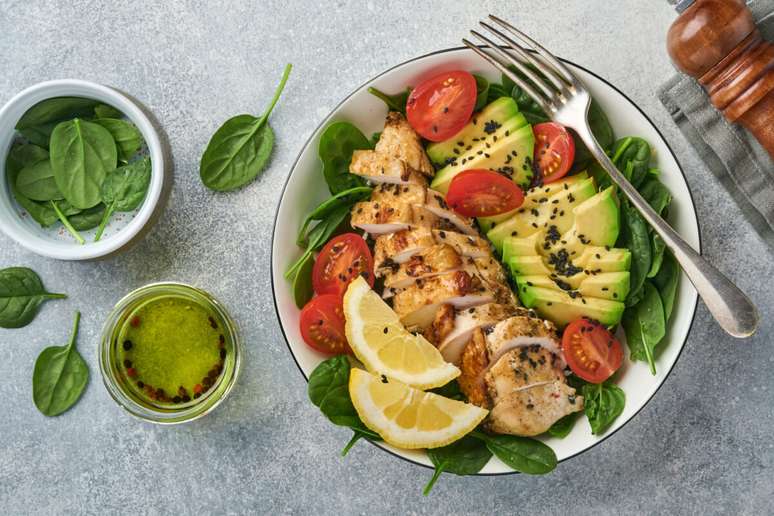 Salada de frango com abacate e rúcula