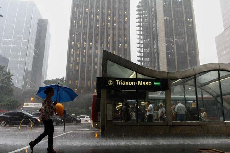 Brasil, São Paulo, SP, 28/03/2018. Pedestres enfrentam chuva na Avenida Paulista, próximo da estação Trianon do Metrô na cidade de São Paulo