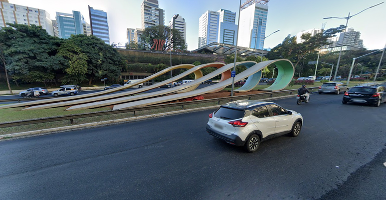 Escultura de Tomie Ohtake pode ser vista em canteiro da Avenida 23 de Maio, em São Paulo (SP) (Imagem: Reprodução/Google Street View)