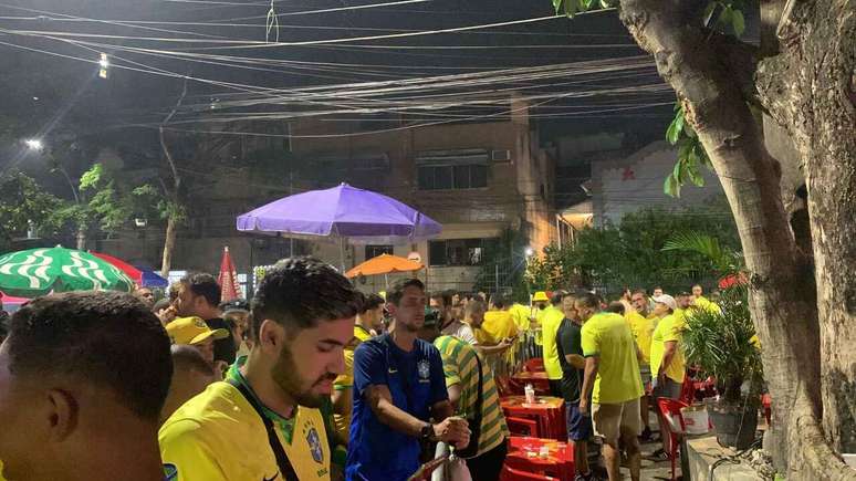 Torcedores nas imedia&ccedil;&otilde;es do Maracan&atilde; predominanetemente vestidos com camisas em cores da Sele&ccedil;&atilde;o &ndash;