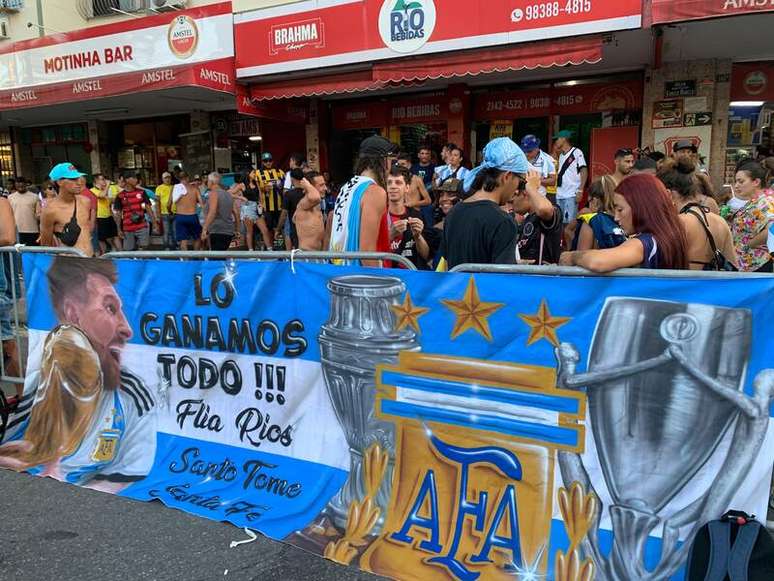 As faixas provocativas da torcida argentina são a marca registrada dos hermanos –