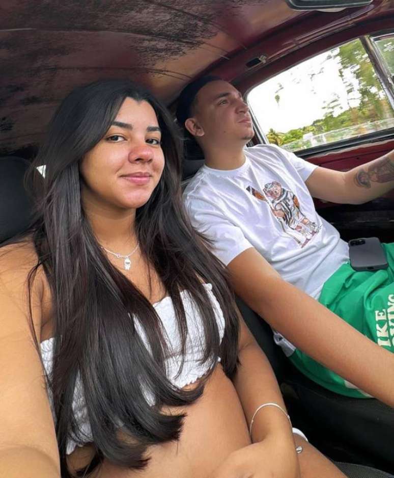 Jo&atilde;o Gomes pede Ary Mirelle em casamento