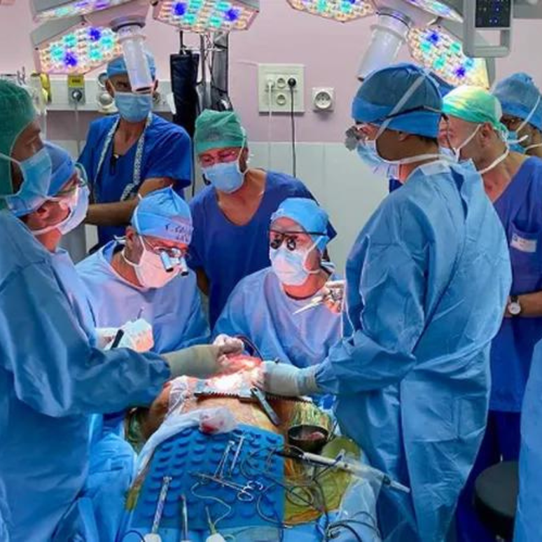 Equipe realiza operação de laringe em "Karine", de 49 anos