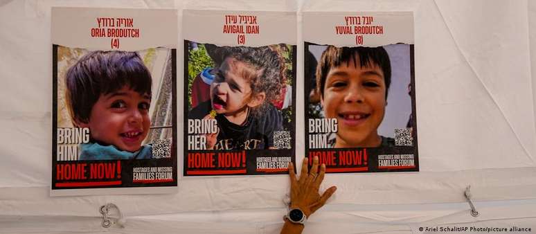 Israel and Hamas agree to a truce and the release of the hostages