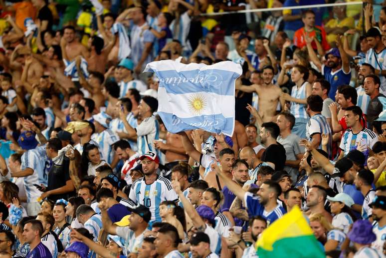 Argentinos usam termo racista para atacar brasileiros nas redes sociais após confusão no Maracanã 
