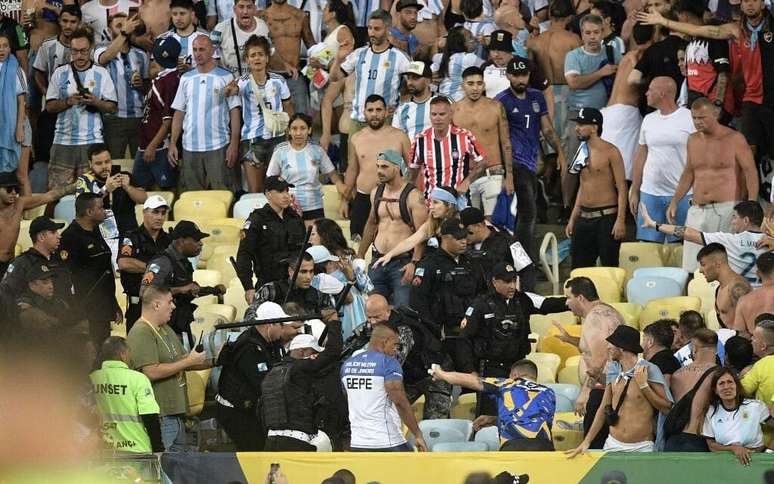 Jogo de futebol brasil x argentina apresentado com bandeira de seu país