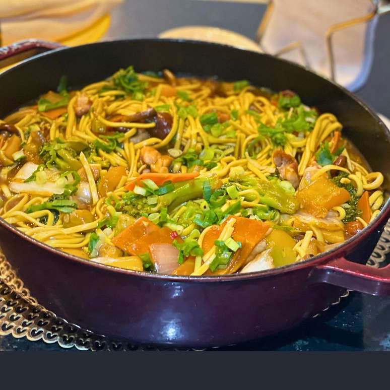 YAKISOBA DE FRANGO