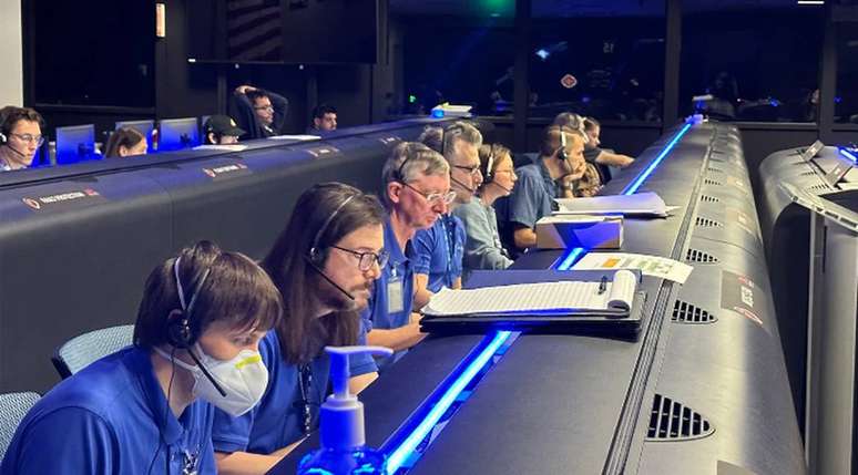 A equipe de operações do transceptor laser de vôo para demonstração da tecnologia DSOC da Nasa trabalhando na área de apoio à missão Psyche no JPL nas primeiras horas do dia 14 de novembro, quando o projeto alcançou a “primeira luz”.