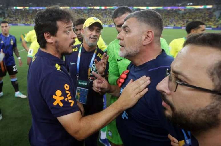 Fernando Diniz conversa com membro do estafe argentino antes do jogo pelas Eliminatórias.