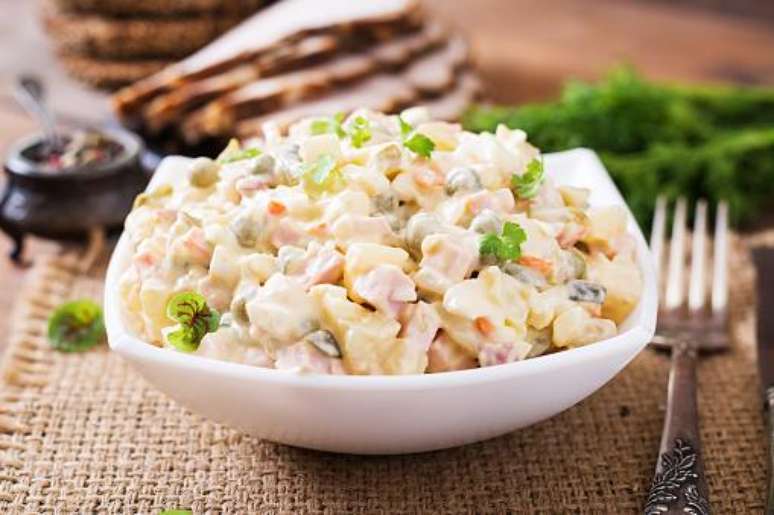 A salada de maionese é um dos acompanhamentos típicos do churrasco. (Fonte: Getty Images / Reprodução)