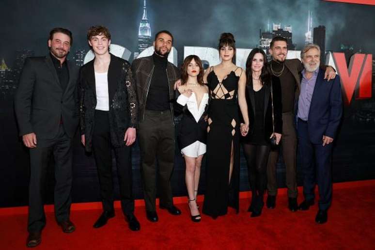 O elenco de Pânico (2022), incluindo Jenna e Melissa (ao centro).