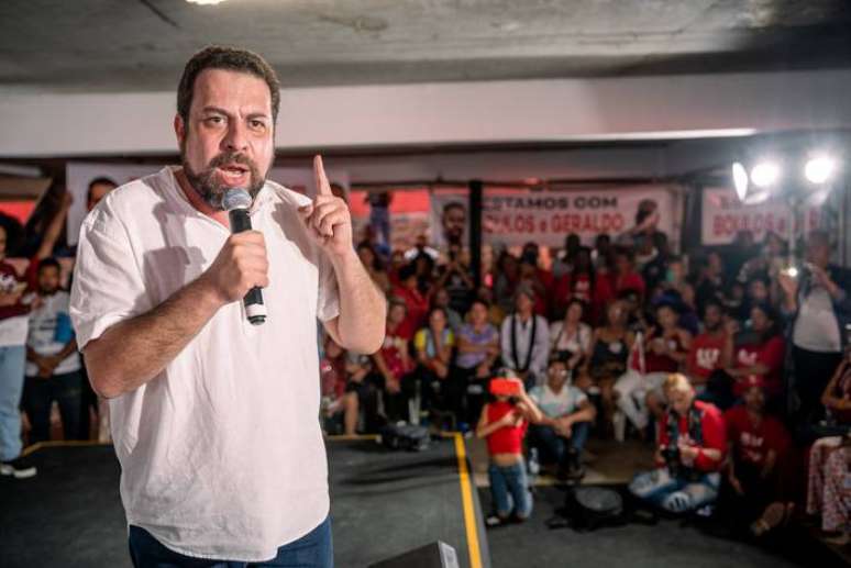Guilherme Boulos (PSOL), pré-candidato a prefeito de São Paulo, discursa em caravana em Capão Redondo.