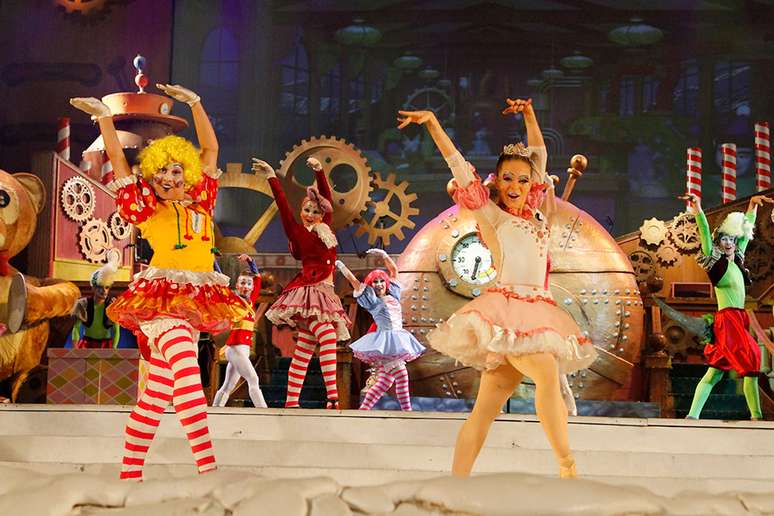 O colorido espetáculo musical imagina como o Natal é 'fabricado'.