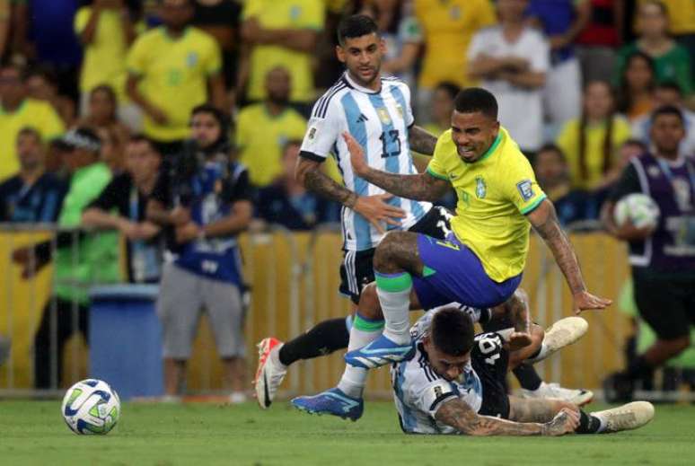 Gabriel Jesus leva a pior em dividida durante Brasil x Argentina pelas Eliminatórias.