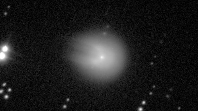 Para alguns, o cometa 12P lembra chifres; pra outros, ele é mais semelhante à espaçonave Millennium Falcon, da franquia Star Staes (Imagem: Reprodução/Comet Chasers/Students do St Mary's Primary School Bridgend)