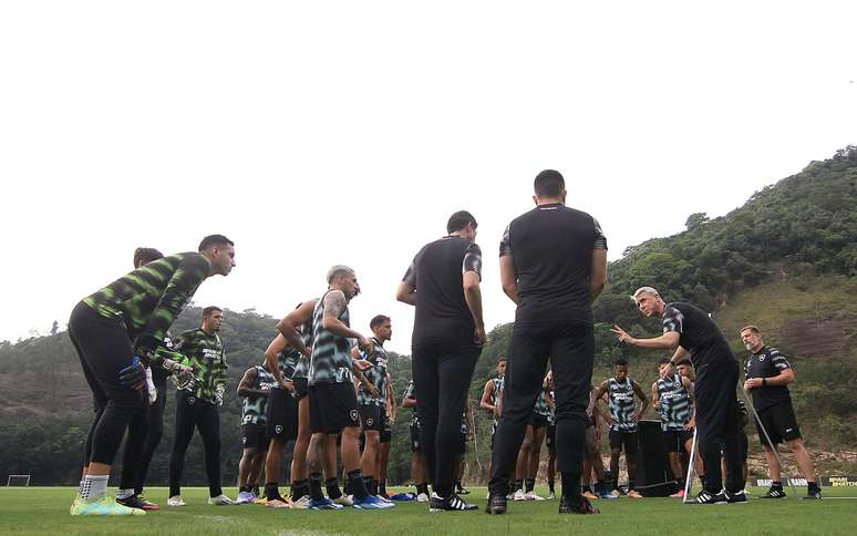 Botafogo vira no final sobre Fortaleza e Textor festeja com torcida