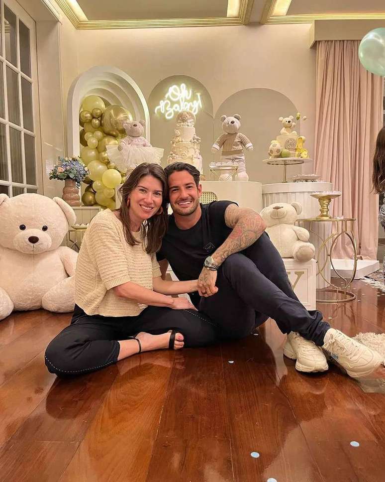 Rebeca Abravanel e Alexandre Pato fizeram um chá de bebê em casa.