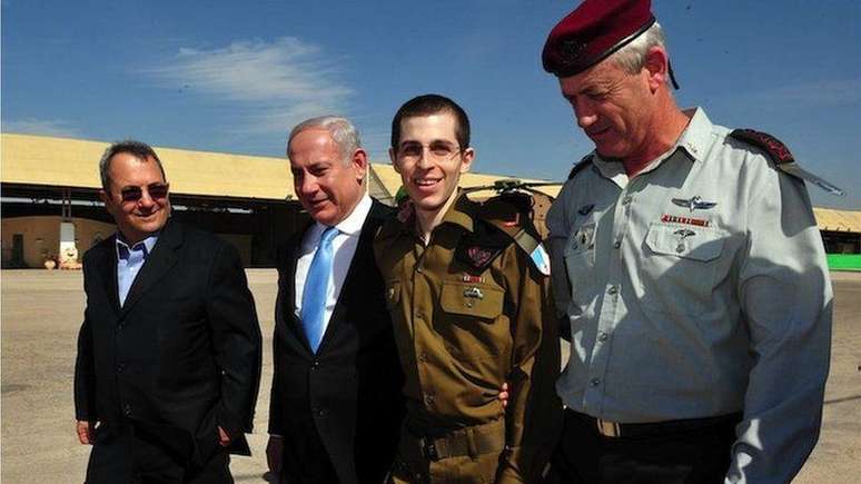 O atual primeiro-ministro israelense, Benjamin Netanyahu, também negociou o acordo de troca de prisioneiros com o Hamas em 2011 para libertar Gilad Shalit