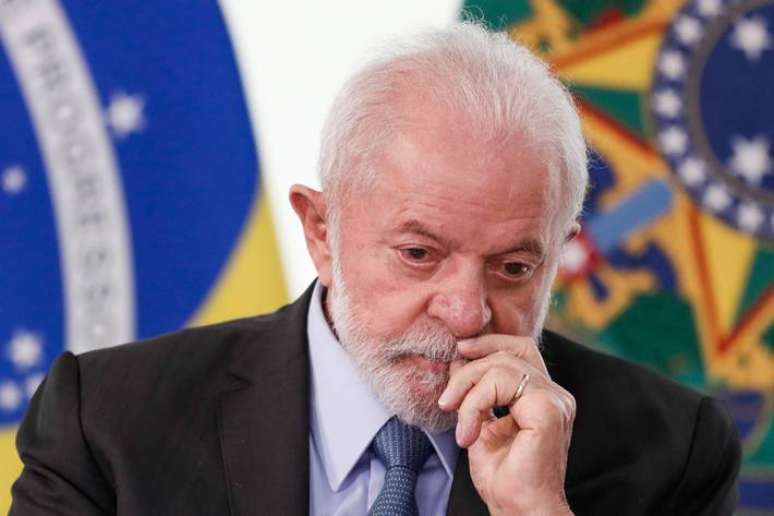 Lula tem 49,6% de aprovação ante 47,3% de desaprovação, segundo a pesquisa. Na foto, presidente participa de reunião sobre biomas no Palácio do Planalto nesta quarta-feira, 22