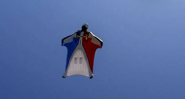 Nicolas Galy era praticante de 'wingsuit' e foi atingido no ar momentos depois de pular da aeronave