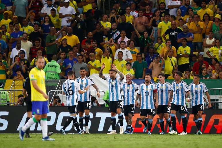https://p2.trrsf.com/image/fget/cf/774/0/images.terra.com/2023/11/22/657004514-brazil-v-argentina-fifa-world-cup-2026-qualifier-2048x1365.jpg