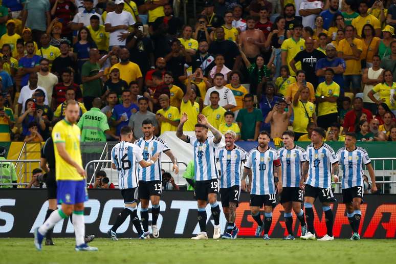 Brasil perde para Argentina após brigas no Maracanã e fica em 6º