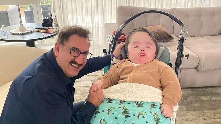 Ratinho se declara para Noah, um de seus 7 netos