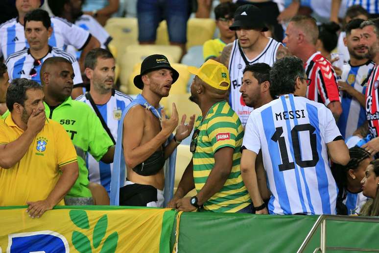 Briga entre brasileiros e argentinos desencadeou confusão generalizada no Maracanã