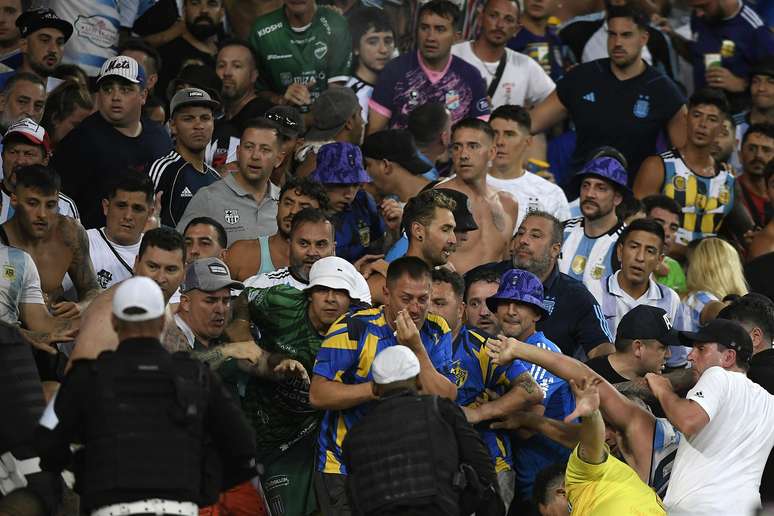 Briga entre torcedores antes de Brasil x Argentina no Maracanã adia início do jogo.
