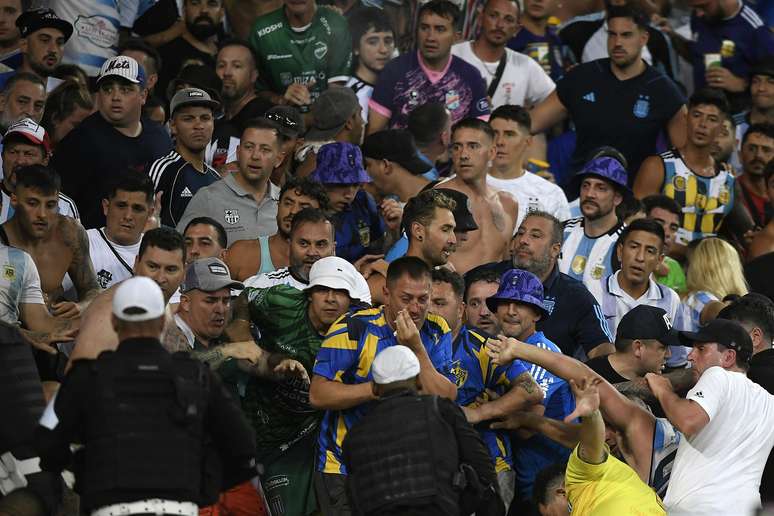 Brasil x Argentina tem briga generalizada de torcidas no Maracanã