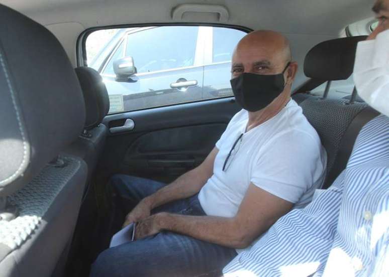 Fabr&iacute;cio Queiroz, de m&aacute;scara de prote&ccedil;&atilde;o facial, durante a pandemia de covid-19