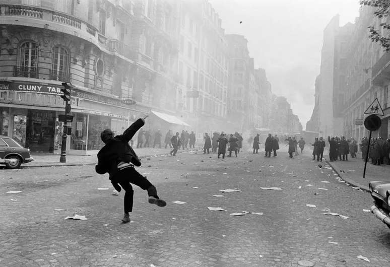 Foto de Gilles durante os protesto de Maio de 1968. (Fonte: FondationGilles/Instagram/Reprodução)