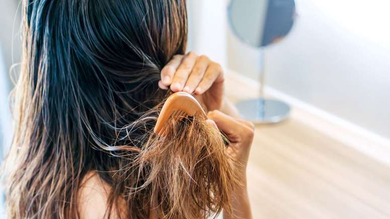 O cabelo embaraçado dificulta o processo de pentear -