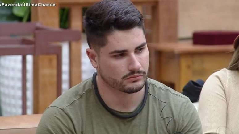 Saiba quem é o peão de A Fazenda 15 que desistiu do reality, se