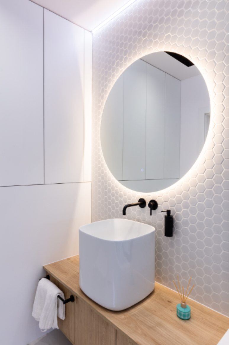 7. Banheiro feminino: iluminação ao redor do espelho – Foto: Shutterstock
