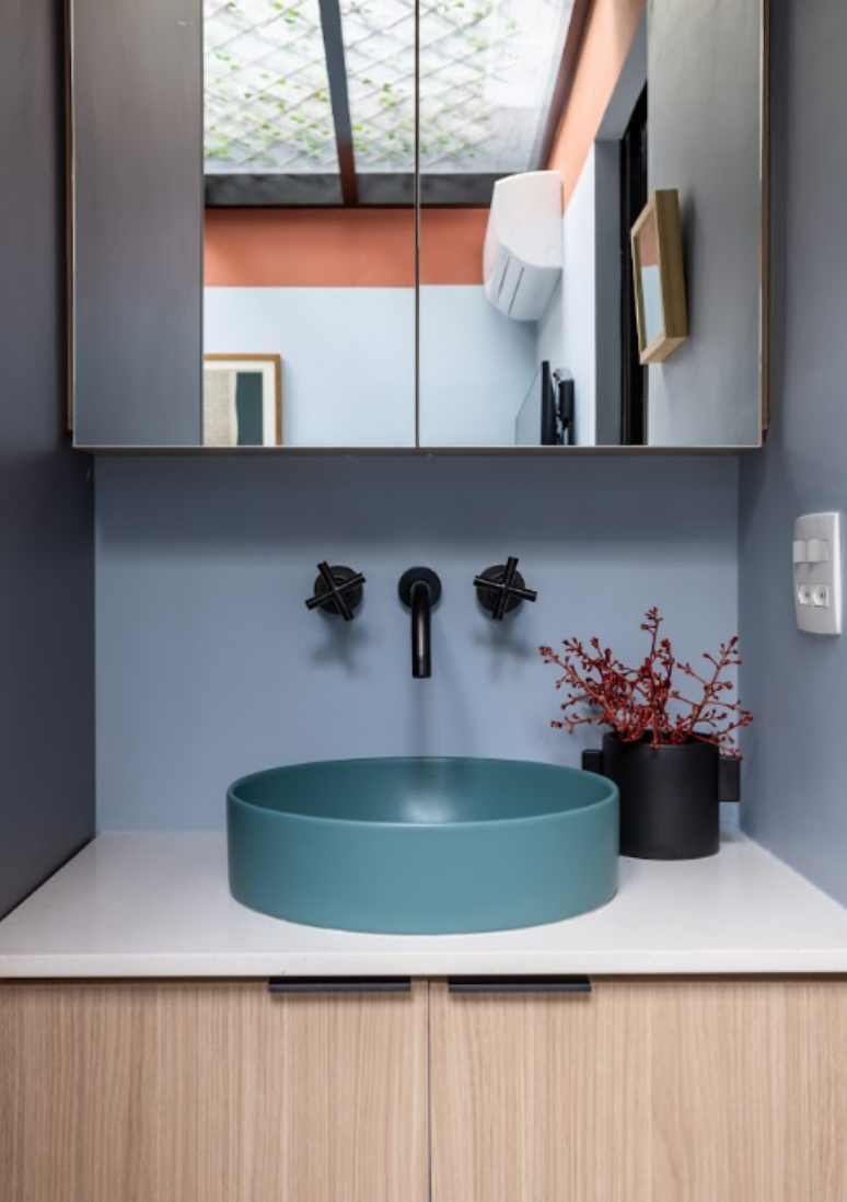 16. Banheiro feminino: o azul também é uma boa opção, pois transmite calma e tranquilidade – Projeto: Duda Senna Arquitetura e Decoração | Foto: JP Image