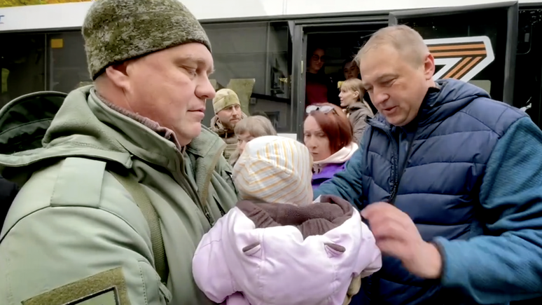 O parlamentar russo Igor Kastyukevich (esq.) organizou o transporte de crianças em ônibus