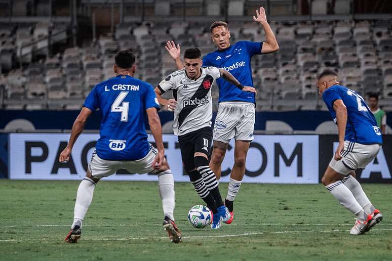 Gabriel Pec anotou o gol de empete do Vasco após cobrança de escanteio no segundo tempo –