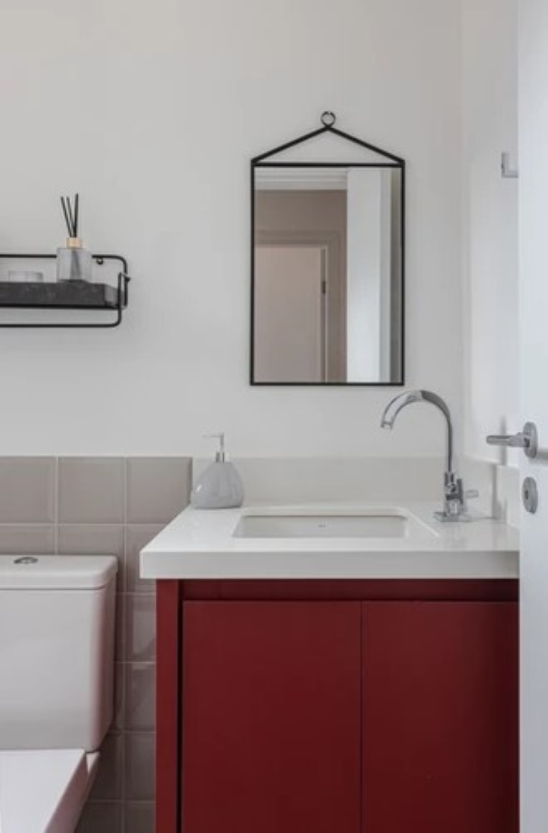 2. Banheiro feminino: armário vermelho é ponto de destaque neste projeto que mistura cores clássicas – Projeto: Renata Costa | Foto: Gisele Rampazzo